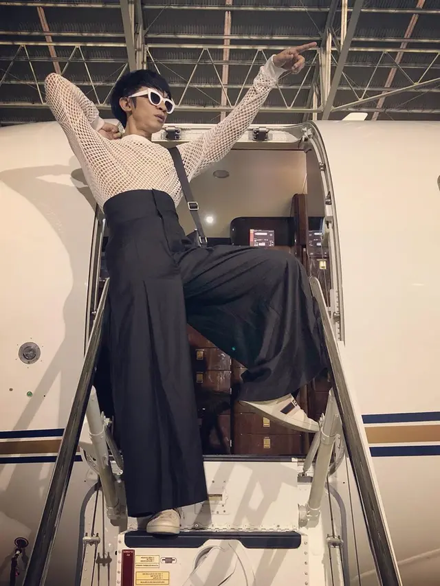 6 Potret Gaya Aming Saat Naik Jet Pribadi, Nyentrik dan Mewah