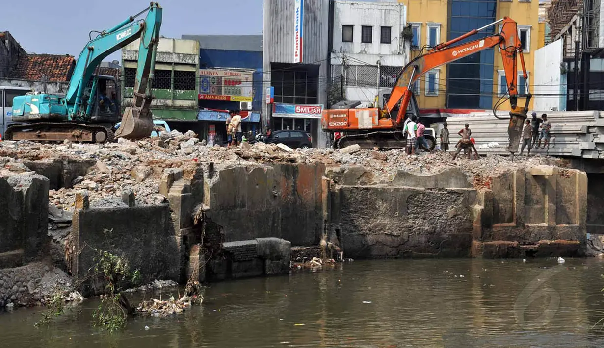Setelah beberapa bangunan ruko digusur, kini proses pemasangan turap di Kali Ciliwung mulai dilakukan, Jakarta, Rabu (3/9/14). (Liputan6.com/Miftahul Hayat)