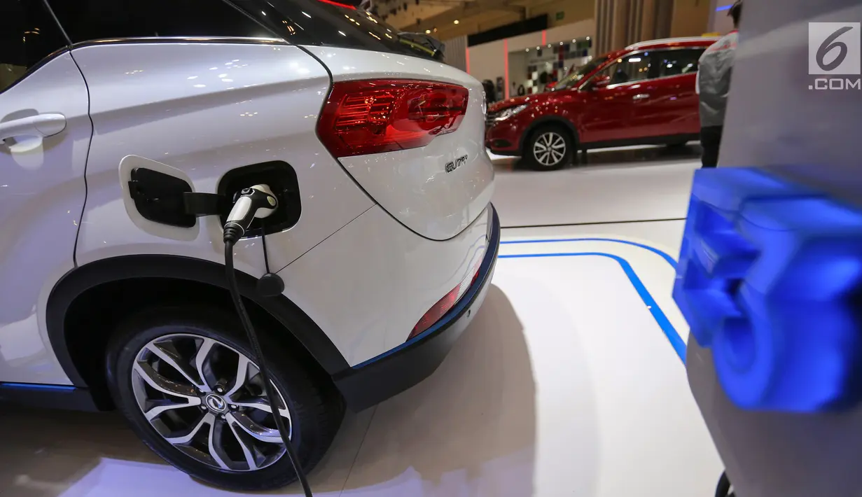 Teknologi fast charging pada mobil listrik DFSK Glory E3 dipamerkan dalam  GAIKINDO Indonesia International Auto Show (GIIAS) 2019 di ICE BSD, Tangerang, Jumat (19/7/2019). Glory DFSK E3 hanya perlu waktu 30 menit untuk mencapai 80 persen daya baterai. (Liputan6.com/Fery Pradolo)