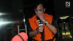 Pengusaha penyuap Bupati Kepulauan Talaud Sri Wahyumi, Bernard Hanafi menuju mobil tahanan usai menjalani pemeriksaan di gedung KPK, Jakarta, Rabu (1/5/2019). Bernard Hanafi ditahan KPK sebagai tersangka kasus suap proyek revitalisasi pasar di Kabupaten Kepulauan Talaud. (merdeka.com/Dwi Narwoko)