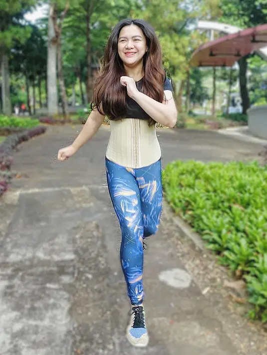 "Dia (suami) malah sebenarnya nggak ngebolehin aku diet sampai anak udah mulai makan, sampai usia 6 bulan," ungkap Vicky Shu di kawasan Kapten Tendean, Jakarta Selatan, belum lama ini. (Instagram/vickyshu)