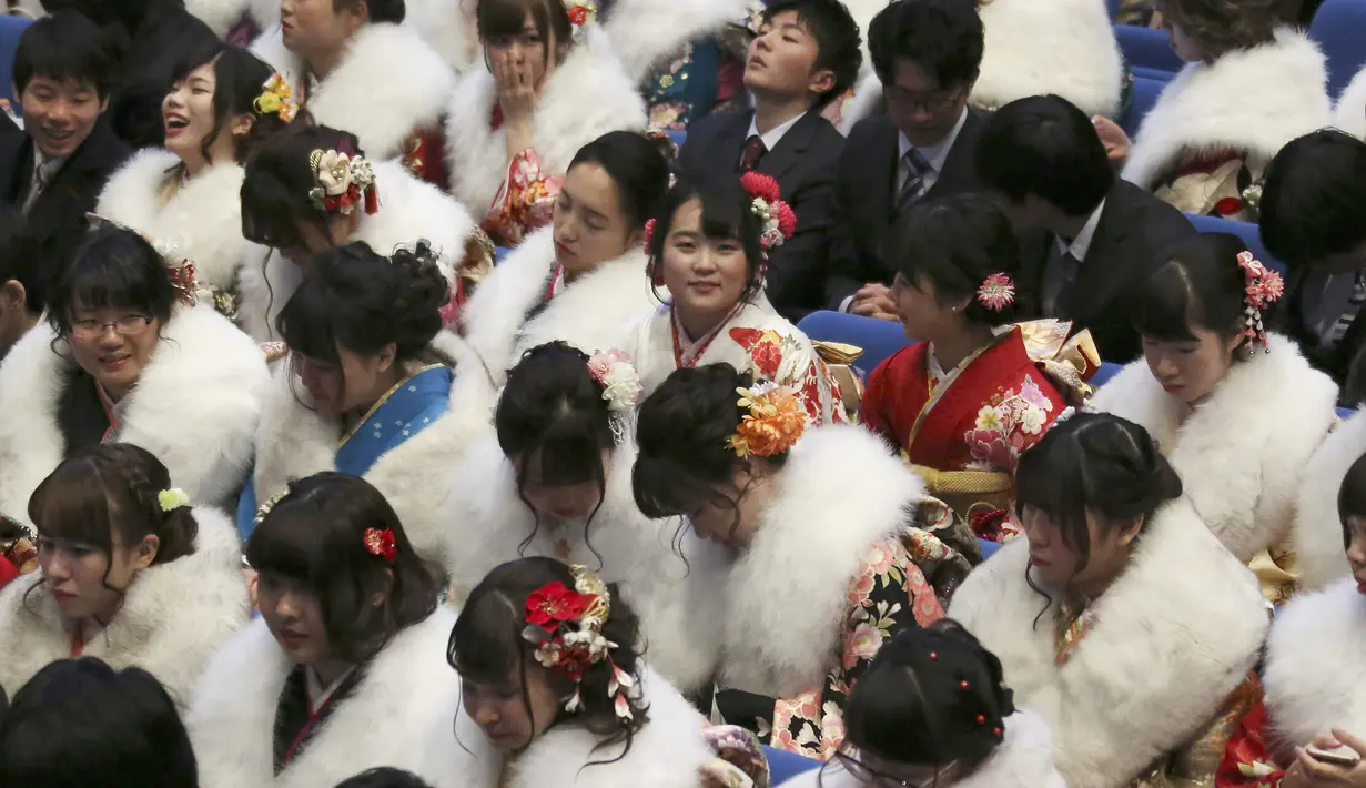 Sejumlah peserta Coming of Age Day atau Hari Kedewasaan menghadiri upacara pemberian hadiah di Yokohama, Tokyo, Jepang, Senin, (8/1). Di usia 20 tahun, wanita Jepang dituntut untuk bisa hifup mandiri. (AP Photo/Koji Sasahara)