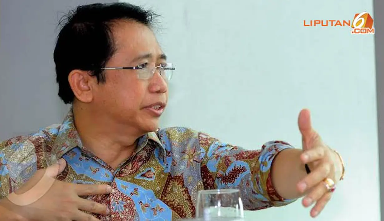 Saat memimpin sebuah sidang di DPR, suasana menjadi ricuh. Ada seorang anggota dewan yang menghampirinya hendak menyiramkan air kepadanya (Liputan6.com/Faisal R Syam).
