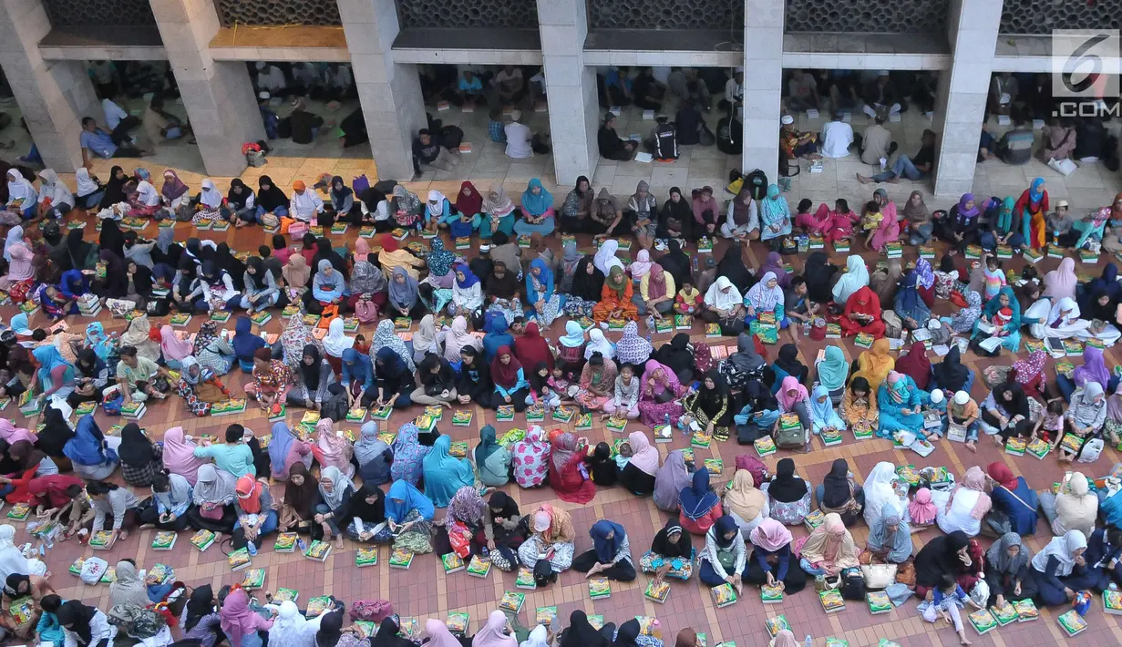 Umat muslim menanti waktu berbuka puasa pada hari kedua bulan Ramadan di Masjid Istiqlal, Jakarta, Minggu (28/5). Panitia masjid menyiapkan dana sekitar Rp3 miliar pada Ramadan 1438 H. (Liputan6.com/Helmi Afandi) 