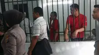 Anak Bupati Rokan Hilir (baju merah kanan) berada di tahanan setelah berkas penganiayaan yang dilakukannya dinyatakan lengkap. (Liputan6.com/M Syukur)