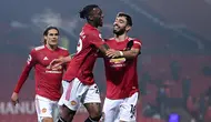 Pemain Manchester United, Aaron Wan-Bissaka, melakukan selebrasi usai mencetak gol ke gawang Southampton pada laga Liga Inggris di Stadion Old Trafford, Selasa (2/2/2021). Setan Merah menang dengan skor 9-0. (Laurence Griffiths/Pool via AP)