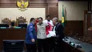 Dalam persidangan tersebut, JPU juga meminta hakim untuk menolak eksepsi Nadiem Makarim. Tampak dalam foto, mantan Menteri Pendidikan, Kebudayaan, Riset, dan Teknologi (Mendikbudristek), Nadiem Anwar Makarim (tengah) usai mengikuti sidang lanjutan terkait kasus dugaan korupsi pengadaan laptop berbasis Chromebook di Pengadilan Tindak Pidana Korupsi (Tipikor) Jakarta, Kamis (8/1/2026). (Kapanlagi.com/Budy Santoso)