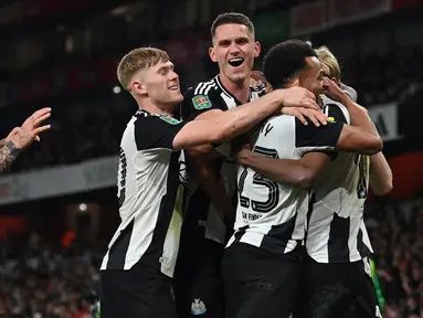 Pemain depan Newcastle United, Alexander Isak dikerumuni rekan setimnya setelah mencetak gol pembuka pada leg pertama semifinal Carabao Cup 2024/2025 melawan Arsenal di Stadion Emirates, London pada Selasa 7 Januari 2025 waktu setempat atau Rabu 8 Januari 2025 dini hari WIB. (Glyn KIRK/AFP)