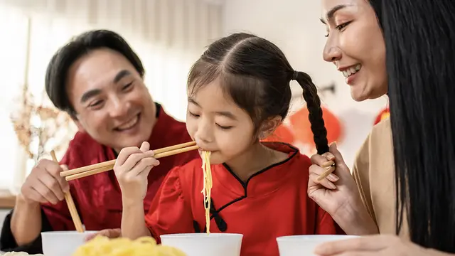 Bukan Cuma Umur Panjang, Ini Alasan Mie Tidak Boleh Dipotong Saat Rayakan Imlek