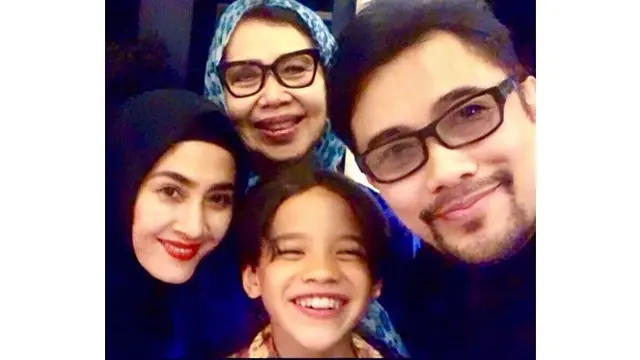 5 Potret Noah Sinclair Berusaha Tersenyum, Haru saat Pegang Foto Ashraf