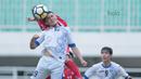Duel pemain  Uzbekistan, Gofurov Husniddin (tengah) dengan pemain Korea Utara pada PSSI Anniversary Cu 2018 di Stadion Pakansari, Bogor, (26/4/2018). Uzbekistan bermain imbang  2-2. (Bola.com/Nick Hanoatubun)