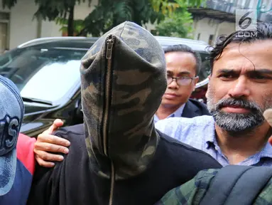 Putra Jeremy Thomas, Axel Matthew Thomas saat tiba di Polda Metro Jaya, Jakarta, Rabu (19/07). Axel Matthew Thomas di pindahkan ke rumah tahanan Polda Metro Jaya. (Liputan6.com/Herman Zakharia)