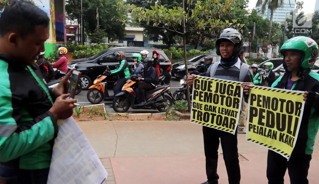 Pengendara motor yang tergabung Koalisi Pejalan Kaki melakukan aksi peduli pejalan kaki di kawasan pedestrian Kasablanka, Jakarta, Kamis (22/8). Mereka menyerukan agar tidak menggunakan trotoar sebagai tempat parkir dan berjualan.(Liputan6.com/JohanTallo)