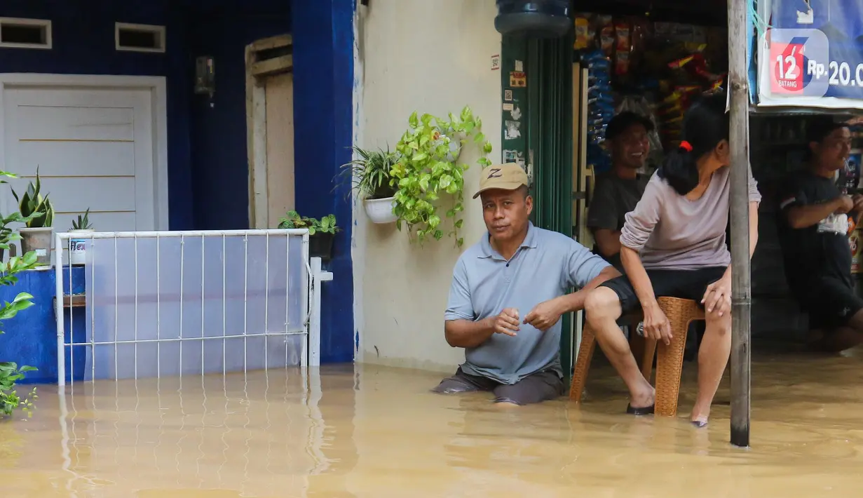 Secara rinci dari 62 RT yang terdampak banjir luapan kali Ciliwung di Jakarta adalah, 20 RT ada di wilayah Jakarta Selatan dan 42 RT lainnya di Jakarta Timur. (Liputan6.com/Herman Zakharia)