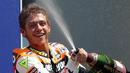 Penampilan Valentino Rossi saat memenangi GP Italia di Sirkuit Mugello, (2/6/2002). (AFP/Alberto Pizzoli)