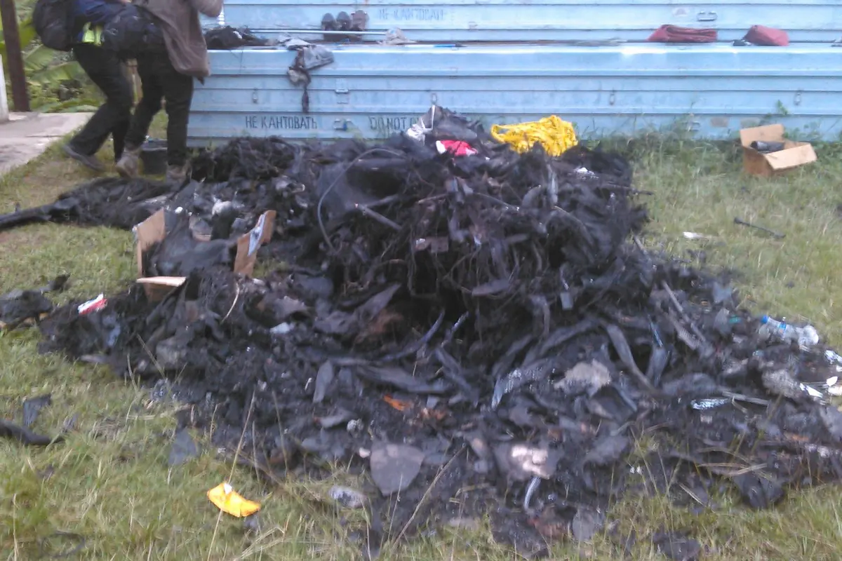 sisa pesawat yang teerbakar di Pondok Cabe