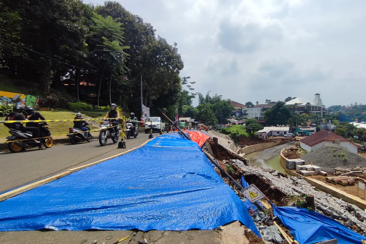Tebing di kawasan Stasiun Batu Tulis, Kota Bogor longsor