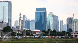 Suasana permukiman kumuh diantara gedung di kawasan Petamburan, Jakarta, (11/7). Penduduk Indonesia diperkirakan akan tumbuh ke 306 juta pada 2035 sementara Populasi Asia Tenggara diperkirakan mencapai 633 juta orang. (Liputan6.com/Faizal Fanani)