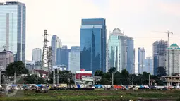 Suasana permukiman kumuh diantara gedung di kawasan Petamburan, Jakarta, (11/7). Penduduk Indonesia diperkirakan akan tumbuh ke 306 juta pada 2035 sementara Populasi Asia Tenggara diperkirakan mencapai 633 juta orang. (Liputan6.com/Faizal Fanani)