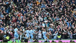 Fans Manchester City bersorak saat gelandang Manchester City dari Belgia, Kevin De Bruyne (kanan) merayakan gol pembuka saat pertandingan Liga Inggris antara Manchester City dan Liverpool di Etihad Stadium, 10 April 2022. (AFP/Paul Ellis)