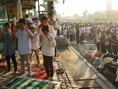 Warga melaksanakan salat Id di kawasan persimpangan Pasar Senen, Jakarta, Rabu (5/6/2019). Hari Raya Idul Fitri 1440 H dirayakan berbagai umat Muslim di seluruh Indonesia dan dunia. (Liputan6.com/Immanuel Antonius)