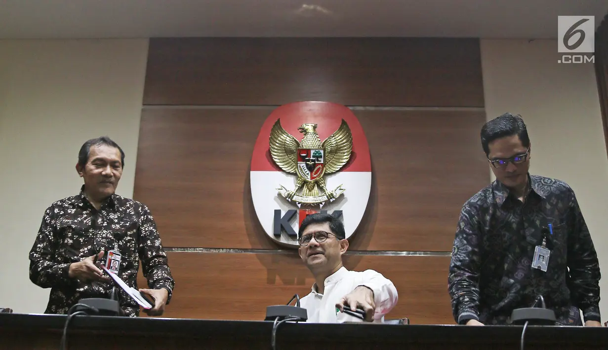Wakil Ketua KPK Laode M. Syarif (tengah) bersama Saut Situmorang (kiri) dan Jubir KPK Febri Diansyah (kanan) saat jumpa pers di Jakarta, Jumat (16/3). KPK menetapkan cagub Maluku Utara Ahmad Hidayat Mus sebagai tersangka. (Liputan6.com/Herman Zakharia)