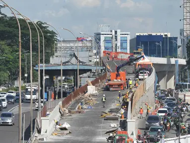 Suasana penyelesaian pembangunan proyek flyover Pancoran di Jakarta, Selasa (9/1). Proyek untuk mengurai kemacetan di Ibukota tersebut ditargetkan mulai beroperasi pada pertengahan bulan Januari 2017. (Liputan6.com/Immanuel Antonius)