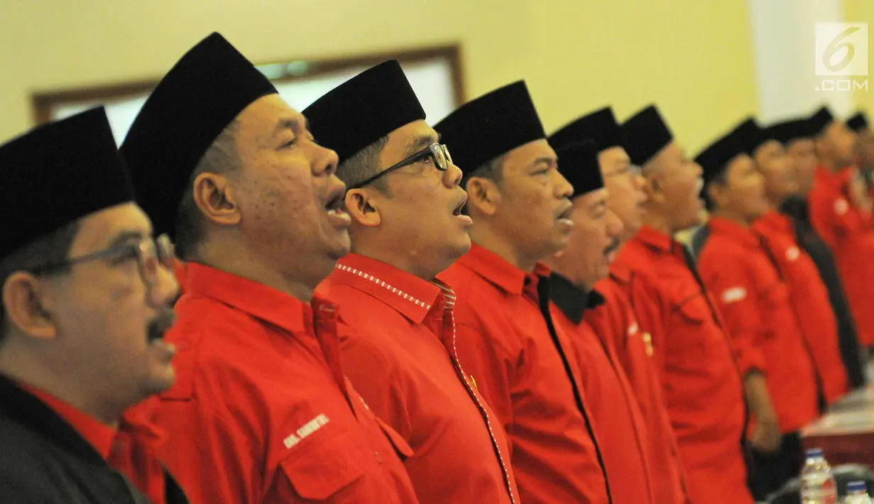 Calon Kepala Daerah dan Wakil Kepala Daerah yang diusung PDI P saat mengikuti Sekolah partai angkatan ke-6, Depok, Minggu (28/1). Sebanyak 88 bakal calon Kepala Daerah dan Wakil Kepala Daerah mengikuti sekolah tersebut. (Liputan6.com/Herman Zakharia)