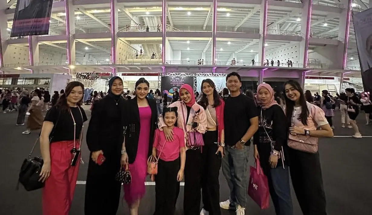 Ashanty mengajak Arasy, Aurel, dan Azriel menonton Blackpink. Ashanty tampil dengan dress pink dipadukan blazer hitam. (@ashanty_ash)