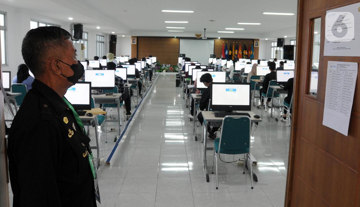 Petugas keamanan menjaga pelaksanaan Ujian Tulis Berbasis Komputer (UTBK) Seleksi Bersama Masuk Perguruan Tinggi Negeri (SBMPTN) 2022 gelombang pertama di Universitas Pembangunan Nasional (UPN), Jakarta, Selasa (17/5/2022). UTBK SBMPTN 2022 digelar mulai hari ini hingga 23 Mei 2022. (merdeka.com/Arie Basuki)