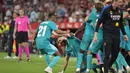 Sontak seluruh pemain dan juga ofisial tim langsung menghampirinya untuk merayakan epic comeback yang diraih Real Madrid saat bertamu ke kandang Sevilla. (AFP/Cristina Quicler)