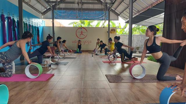 Luzi saat mengajar di kelas Wheel Yoga di Udana Yoga, Bali