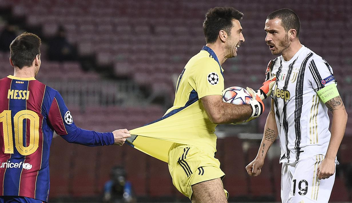 Striker Barcelona, Lionel Messi, menarik baju kiper Juventus, Gianluigi Buffon, pada laga Liga Champions di Stadion Camp Nou, Rabu (9/12/2020). Aksi La Pulga tersebut karena merasa frusatsi gagal membobol gawang Buffon. (AFP/Josep Lago)