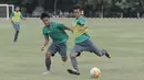 Bek Timnas U-16, Mochamad Yudha, melepaskan tendangan saat latihan di Lapangan Atang Soetrisna, Cijantung, Jakarta, Selasa (20/2/2018). Pemusatan latihan tahap kedua ini dilakukan untuk persiapan turnamen Jenesys di Jepang. (Bola.com/M Iqbal Ichsan)