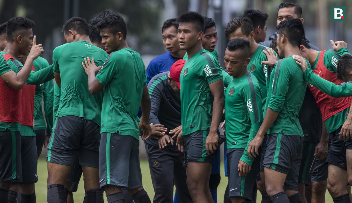 Para pemain Timnas Indonesia berkumpul usai latihan di Lapangan ABC Senayan, Jakarta, Sabtu (17/3/2018). Latihan ini merupakan persiapan jelang laga uji coba melawan Singapura. (Bola.com/Vitalis Yogi Trisna)