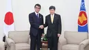 Menteri Luar Negeri Jepang Taro Kono (kiri) berjabat tangan dengan Sekjen ASEAN, Lim Jock Hoi usai melakukan pertemuan di Gedung Sekretariat ASEAN, Jakarta, Selasa (26/6). Pertemuan menandai hubungan Jepang dan ASEAN yang ke-45 (Liputan6.com/Angga Yuniar)