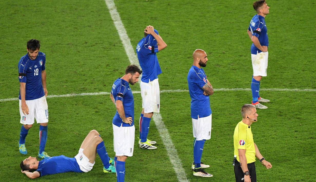 Kesedihan pemain Italia setelah kalah adu penalti melawan Jerman pada perempat final Piala Eropa 2016 di Stadion Matmut Atlantique, Bordeaux, Minggu (3/7/2016) WIB. (AFP/Mehdi Fedouach)