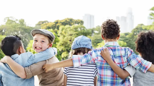 Perlukah Melarang Anak Berteman? Ini Penjelasan yang Perlu Dipahami Orangtua (photo by freepik.com)