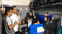 Presiden Jokowi saat berbincang dengan pemudik di Stasiun Senen Jakarta. (Instagram Jokowi/Biro Pers Istana)