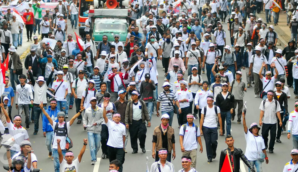 Massa dari Pergerakan Pelaut Indonesia (PPI) berunjuk rasa di Jalan Merdeka Barat, Jakarta, Kamis (12/5). Dalam aksinya, massa menuntut pemerintah memperhatikan kesejahteraan dan peningkatan upah mereka. (Liputan6.com/Yoppy Renato)