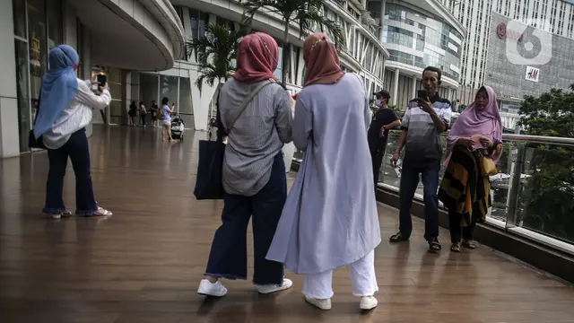 FOTO: PPKM Dilonggarkan, Pusat Perbelanjaan Kembali Ramai Pengunjung
