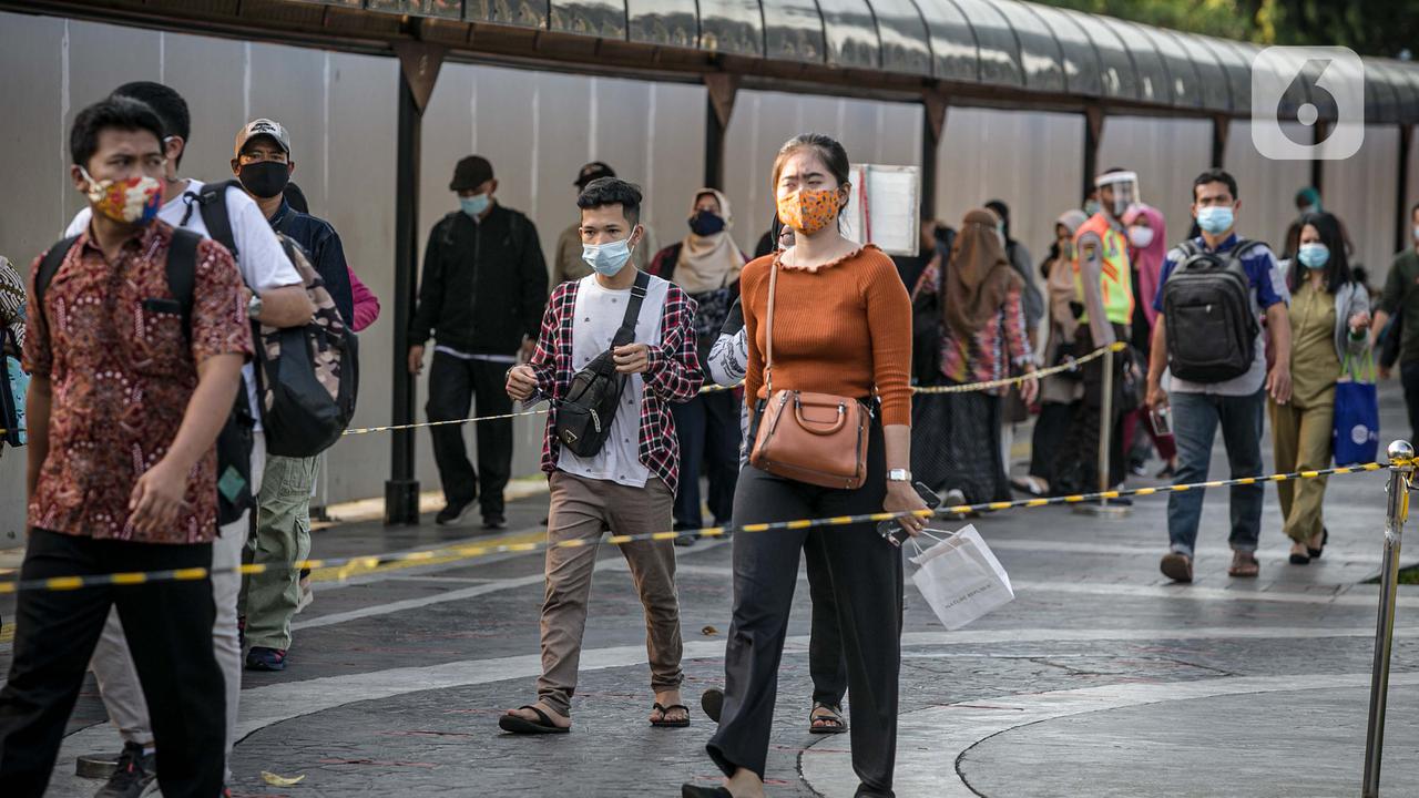 Suasana Stasiun Tanah Abang Saat Sore Hari