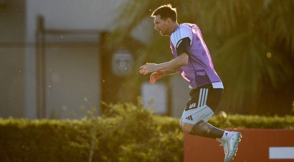 Pemain Timnas Argentina, Lionel Messi ikut dalam latihan persiapan menjelang laga FIFA Matchday melawan Mauritania di Ezeiza, Buenos Aires, Argentina, Rabu (25/03/2026). (AFP/Luis Robayo)
