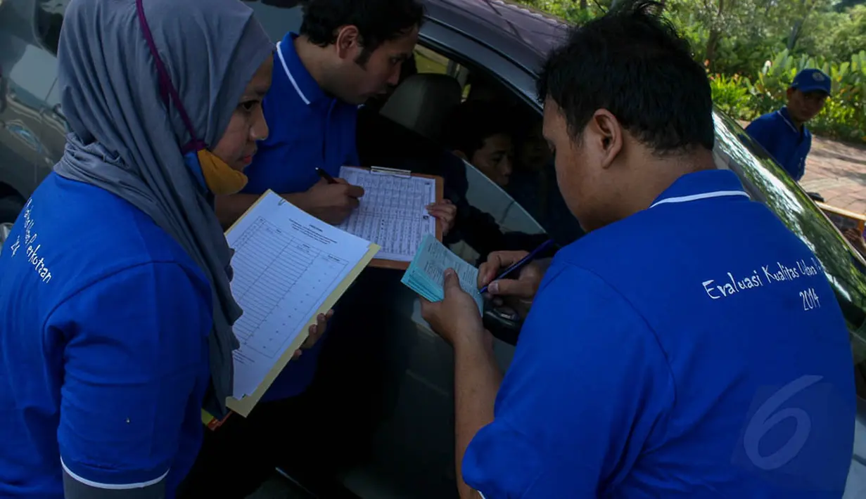 Uji emisi tersebut dilakukan sebagai salah satu upaya untuk mencegah polusi udara dari gas buang kendaraan bermotor di Jakarta, (23/9/14).  (Liputan6.com/Faizal Fanani)