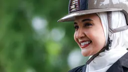 Selebritas Indonesia, Zaskia Sungkar saat berkompetisi dalam cabang olahraga berkuda nomor show jumping Turnamen Olahraga Selebriti Indonesia (TOSI) Season 3 yang berlangsung di Arthayasa Stable, Depok, Jawa Barat, Jumat (01/11/2024). (Bola.com/Bagaskara Lazuardi)