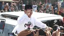 Calon Presiden no urut 02, Prabowo Subianto menyapa pendukungnya usai menggunakan hak pilihnya pada Pemilu 2019 di TPS 041 Kampung Curug, Desa Bojong Koneng, Babakan Madang, Kabupaten Bogor, Jawa Barat, Rabu (17/4). Prabowo didampingi Fadli Zon. (Liputan6.com/Helmi Fithriansyah)