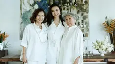 Raline Shah membagikan kebersamaan dengan sang nenek saat berada di Bali. Dalam keterangan unggahan, pemain film 5 cm ini mengungkapkan rasa sayangnya kepada sang nenek. Jika mengetahui sang nenek ada di rumah, hal itu seketika membuatku tenang. (Liputan6.com/IG/@ralineshah)