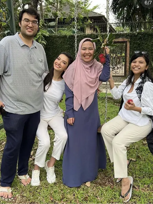 Masih dengan t shirt dan celana putihnya, Raline pun  memadukannya dengan sneakers warna serasi. (@ralineshah)