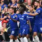 Para pemain Chelsea merayakan gol yang dicetak Eden Hazard ke gawang Liverpool pada laga Premier League di Stadion Stamford Bridge, London, Sabtu (29/9/2018). Kedua klub bermain imbang 1-1. (AFP/Glyn Kirk)