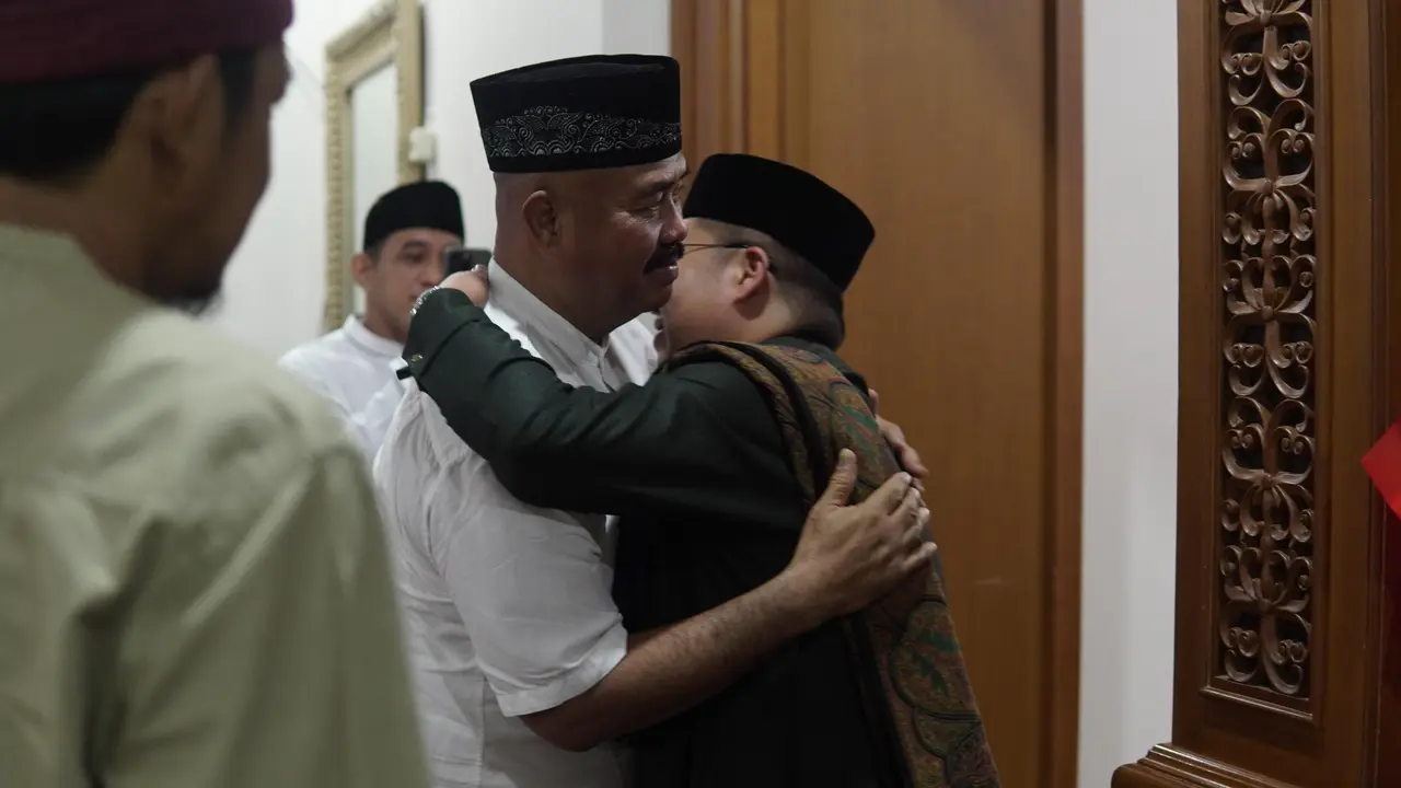Pelukan Hangat Edi Damansyah untuk Rendi Solihin di Momen Hari Raya Idul Fitri 1445 H